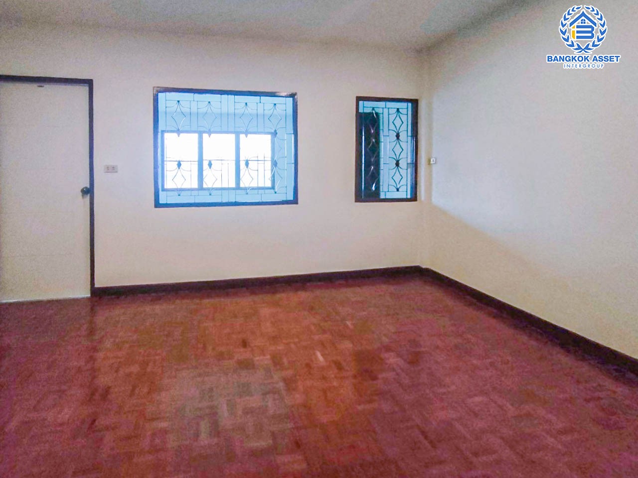 *****บ้านมือสองตกแต่งใหม่ ม.ซอยทวีวัฒนา39  เลียบคลองทวีวัฒนา เนื้อที่ 21 ตร.ว. ฟังก์ชัน 2 ห้องนอน 2 ห้องน้ำ จอดรถได้ 1 คัน บนสุดยอดทำเลเดินทางสะดวก ใกล้ทางคู่ขนานลอยฟ้าบรมราชชนนี ม.มหิดล เซ็นทรัลศาลายา และรายล้อมด้วยสิ่งอำนวยความสะดวกครบ